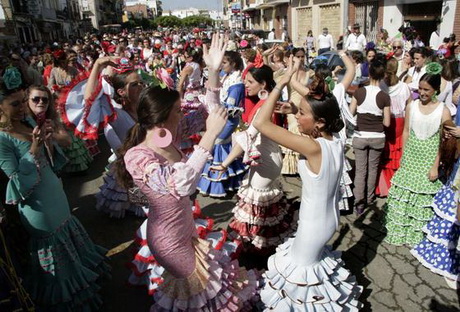 trajes-de-flamenca-para-el-rocio-23-9 Flamenco Kostimi Za Rocio