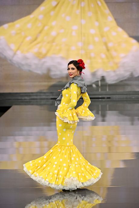 colores-de-moda-en-trajes-de-flamenca-2023-72_13 Modne boje u flamenco odijelima 2023