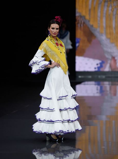 colores-de-moda-en-trajes-de-flamenca-2023-72_15 Modne boje u flamenco odijelima 2023