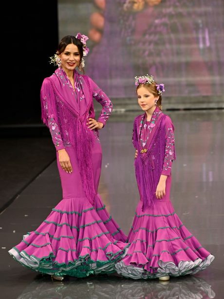 colores-de-moda-en-trajes-de-flamenca-2023-72_9 Modne boje u flamenco odijelima 2023