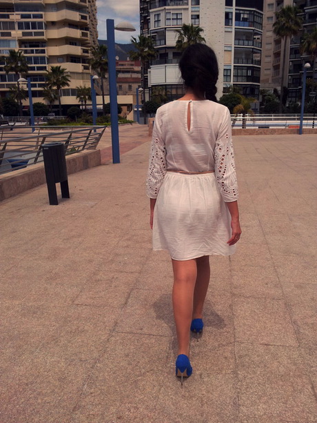 vestido-blanco-con-zapatos-azules-29_11 Bijela haljina s plavim cipelama