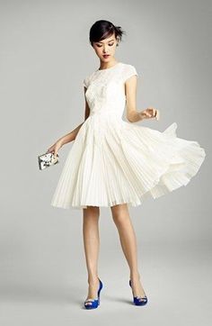 vestido-blanco-con-zapatos-azules-29_6 Bijela haljina s plavim cipelama
