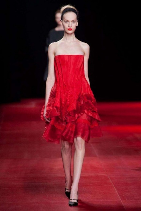 vestido-rojo-volantes-03_5 Crvena haljina s volančićima