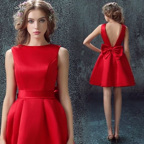 Mladi kratke crvene haljine