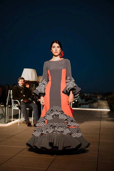 vestidos-de-flamenca-cortos-2024-57_15-7 Kratke flamenko haljine 2024