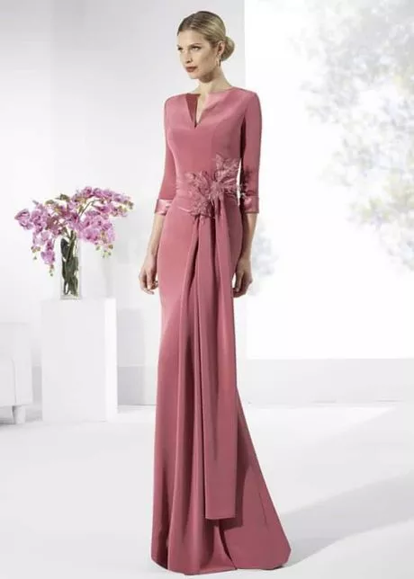 vestidos-madrina-rosa-clara-2024-93_7-17 Svijetloružičaste haljine kume 2024