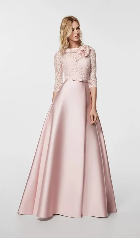 vestidos-madrina-rosa-clara-2024-93_9-19 Svijetloružičaste haljine kume 2024