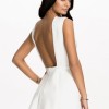 Kratka bijela haljina s izrezom